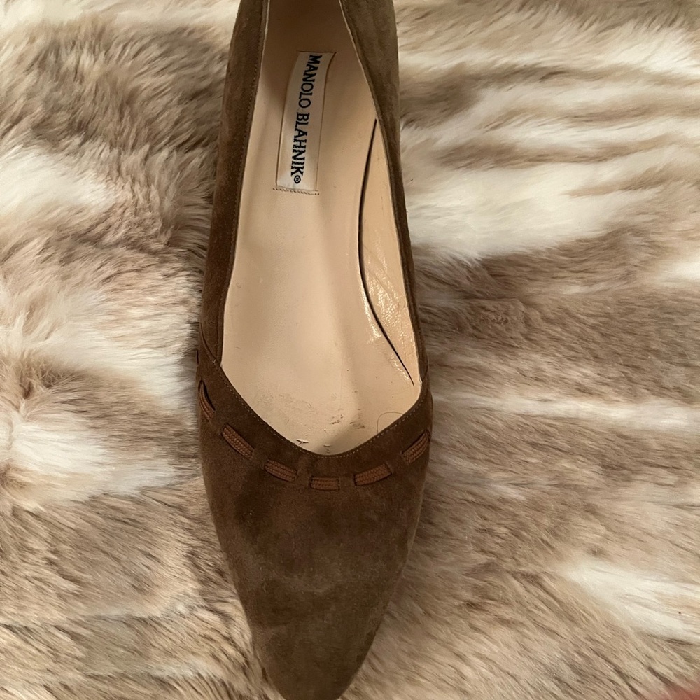Manolo Blahnik classic loden green suede kitten heel pumps. Made in Italy.